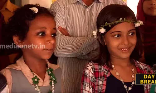 അയിത്തം കല്‍പിച്ച് മാറ്റി നിര്‍ത്തിയ കുട്ടികള്‍ക്കൊപ്പം മക്കളെ പഠിപ്പിച്ച് അധ്യാപകര്‍  