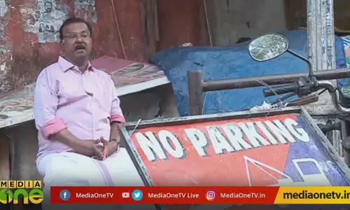 രാഷ്ട്രീയക്കാരെ വെച്ച് ഇമ്മാതിരി പരിപാടികൽ സംഘടിപ്പിക്കുമ്പോൾ ആലോചിക്കണം 