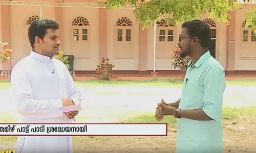 പാട്ട് പാടി സോഷ്യൽ മീഡിയയിൽ താരമായി ഫാദർ 