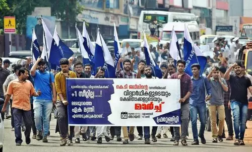 മലബാറിലിപ്പോഴും 34171 പ്ലസ് വൺ വിദ്യാർഥികൾ തെരുവിലാണ്