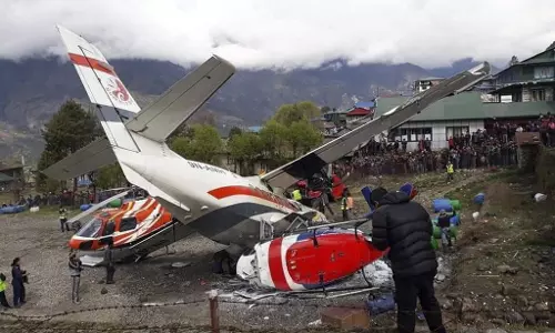 നേപ്പാളില്‍ വിമാനം ഹെലികോപ്ടറില്‍ ഇടിച്ച് മൂന്ന് മരണം 