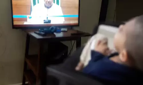 “കുട്ടികള്‍ പല്ലു തേയ്ക്കാതെ ചായ കുടിക്കുന്ന പ്രവണത ശ്രദ്ധയില്‍ പെട്ടു, കര്‍ശന നടപടി”; പൊട്ടിച്ചിരിപ്പിച്ച് മുഖ്യമന്ത്രിയുടെ വാര്‍ത്താ സമ്മേളനം