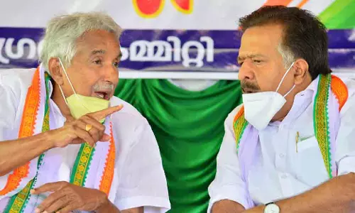 മുഖ്യമന്ത്രി പറഞ്ഞത് കള്ളക്കണക്കെന്ന് ചെന്നിത്തല; സമരക്കാരുമായി ചർച്ച ചെയ്താല്‍ ആരാണ് കാലുപിടിക്കേണ്ടതെന്ന് വ്യക്തമാകുമെന്ന് ഉമ്മൻചാണ്ടി