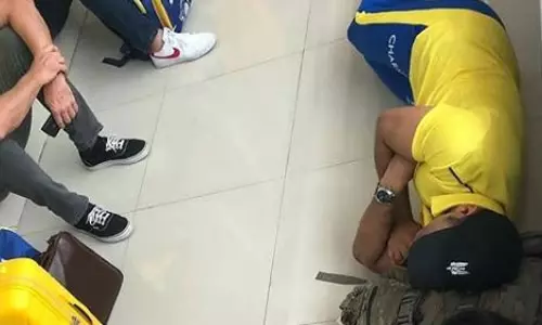 ലഗേജ് തലയിണയാക്കി തറയില് കിടന്നുറങ്ങി ധോണി ലഗേജ് തലയിണയാക്കി തറയില് കിടന്നുറങ്ങി ധോണി