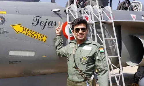 യുദ്ധവിമാനത്തില് ബിജെപി എംപി തേജസ്വി സൂര്യയുടെ സവാരി; പാര്ട്ടിക്കുള്ളില് വിമര്ശനം യുദ്ധവിമാനത്തില് ബിജെപി എംപി തേജസ്വി സൂര്യയുടെ സവാരി; പാര്ട്ടിക്കുള്ളില് വിമര്ശനം