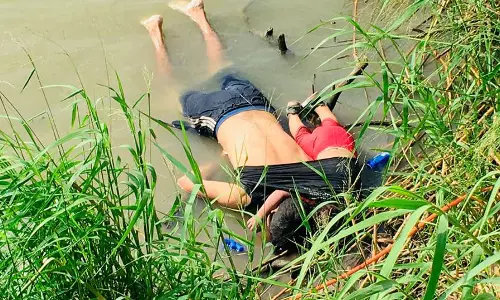 പാതിവഴിയില് ജീവന് നഷ്ടമായ അച്ഛനും മകളും; കുടിയേറ്റക്കാരുടെ ദുരിതം തുറന്നുകാട്ടി ഒരു ചിത്രം കൂടി പാതിവഴിയില് ജീവന് നഷ്ടമായ അച്ഛനും മകളും; കുടിയേറ്റക്കാരുടെ ദുരിതം തുറന്നുകാട്ടി ഒരു ചിത്രം കൂടി