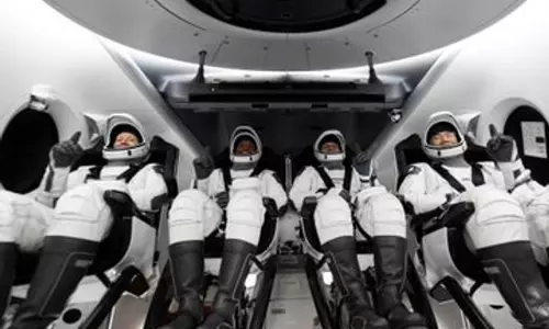 നാല് ബഹിരാകാശ യാത്രികരെ ബഹിരാകാശ നിലയത്തിലെത്തിച്ച് സ്‌പേസ് എക്‌സിന്‍റെ  ക്രൂ ഡ്രാഗണ്‍