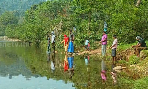 പുഴയിലിറങ്ങിയതിന്  കേസ്; ചൂണ്ടയിട്ട് നാട്ടുകാര്‍