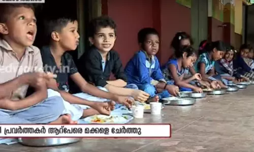അയിത്തം കല്പിച്ച കുട്ടികള്ക്കൊപ്പം മക്കളെ പഠിപ്പിച്ച് അധ്യാപകര് അയിത്തം കല്പിച്ച കുട്ടികള്ക്കൊപ്പം മക്കളെ പഠിപ്പിച്ച് അധ്യാപകര്