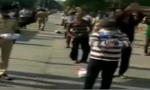 ലോക് ഡൌണ്‍ ലംഘിച്ച് പ്രഭാത സവാരി; യോഗ ചെയ്യിപ്പിച്ച് മഹാരാഷ്ട്ര പൊലീസ്