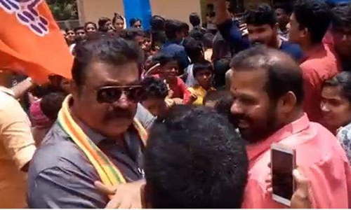 സെല്‍ഫിക്കായി തോളില്‍ തട്ടി; കൈ തട്ടിമാറ്റി സുരേഷ് ഗോപി 