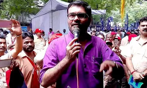 പ്രചാരണത്തിനിടെ സ്കൂട്ടറില്‍ നിന്നും വടിവാള്‍ വീണു; യു.ഡി.എഫ് പരാതി നല്‍കും