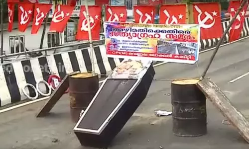 പാലാരിവട്ടത്തെ ശവപ്പെട്ടി പ്രതിഷേധം പാലാരിവട്ടത്തെ ശവപ്പെട്ടി പ്രതിഷേധം