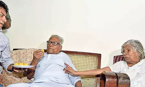 ഒരു പതിറ്റാണ്ടിന് ശേഷം വിഎസ് എത്തി, ഗൗരിയമ്മയെ കാണാന്‍