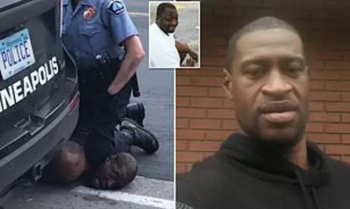 എനിക്ക് ശ്വാസം വിടാന്‍ പറ്റുന്നില്ല:  കറുത്തവര്‍ഗക്കാരനെ നടുറോഡിലിട്ട് കഴുത്തില്‍ കാല്‍മുട്ട് അമര്‍ത്തി  കൊലപ്പെടുത്തി അമേരിക്കന്‍ പോലീസ്