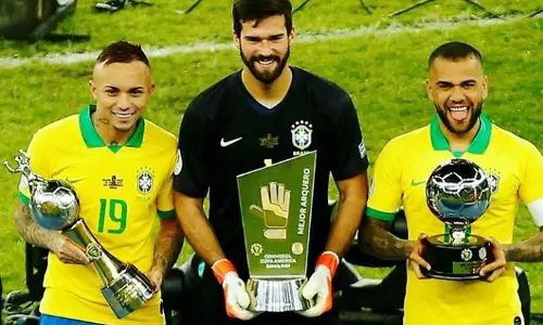 40 കിരീടങ്ങള്‍ നേടുന്ന ആദ്യ താരമായി ആല്‍വേസ്, ഗോള്‍ഡന്‍ ഗ്ലൗവും ബൂട്ടും ബ്രസീലിന്