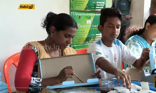 മാതൃക വോട്ടീങ് മെഷീന്‍ തയ്യാറാക്കുന്ന തിരക്കില്‍ വീട്ടമ്മമാര്‍; സഹായിക്കാന്‍ കുരുന്നുകളും സജീവം  