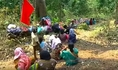 തോവരി മലയില്‍ കുടില്‍ കെട്ടിയ ആദിവാസികളെ  ഒഴിപ്പിച്ചു