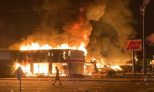 വംശീയ കൊലപാതകം; പ്രതിഷേധം അലയടിച്ചു, അമേരിക്ക കത്തുന്നു