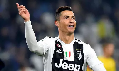 പുരസ്കാരത്തിളക്കത്തിൽ വീണ്ടും റോണോ; സീരി എയിലെ മികച്ച താരം പുരസ്കാരത്തിളക്കത്തിൽ വീണ്ടും റോണോ; സീരി എയിലെ മികച്ച താരം