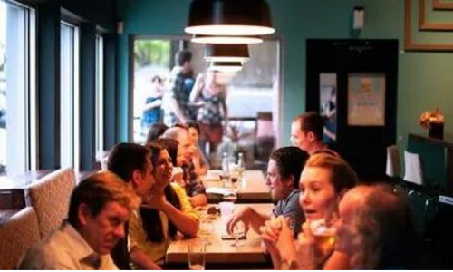 കാമുകന്‍ വിശാല മനസ്കനാണോ എന്നറിയാന്‍ 24 ബന്ധുക്കളുമായി ഹോട്ടലില്‍ കാമുകി; ഒടുവില്‍ ബില്‍ തുക കണ്ട് യുവാവ് മുങ്ങി