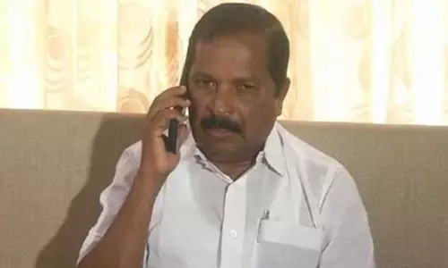 കോണ്ഗ്രസ് വിട്ട മോഹന്രാജിനെ സ്വാഗതം ചെയ്ത് സിപിഎമ്മും ബിജെപിയും കോണ്ഗ്രസ് വിട്ട മോഹന്രാജിനെ സ്വാഗതം ചെയ്ത് സിപിഎമ്മും ബിജെപിയും