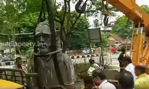ഒ.വി വിജയന്‍റെ പ്രതിമ പൊളിച്ചുനീക്കിയതെന്തിന്?  