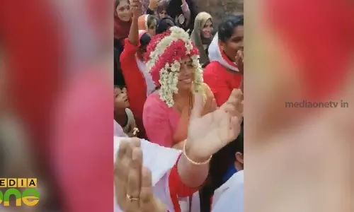 സ്ഥാനാര്‍ഥിയെ മണവാട്ടിയായി അണിയിച്ചൊരുക്കി അണികള്‍  