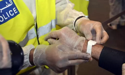 വീട്ടിൽ നിരീക്ഷണത്തിൽ കഴിയുന്നവരെ പിന്തുടരാൻ ബഹ്റൈനിൽ ഇലക്ട്രോണിക് കൈവള