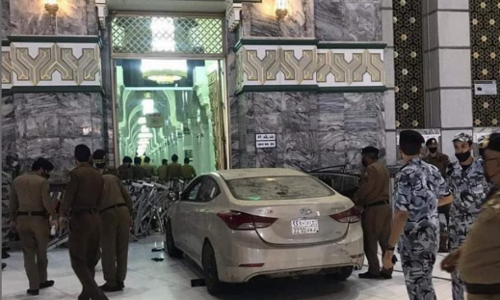 മക്കയിലെ കഅ്ബ ഉള്‍ക്കൊള്ളുന്ന ഹറം പള്ളിയിലേക്ക് കാര്‍ ഇടിച്ചു കയറി; ഒരാള്‍ അറസ്റ്റില്‍