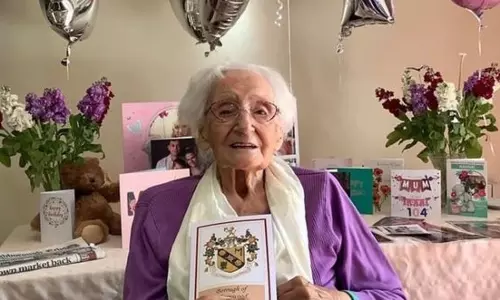 മരണത്തില്‍ നിന്നും രക്ഷപ്പെട്ട ശേഷം 104ാം പിറന്നാളാഘോഷം, മധുരം കൂടുമതിന്...