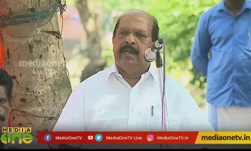 സ്ഥാനാർഥി ഓടിയോടി പോകുന്നു 