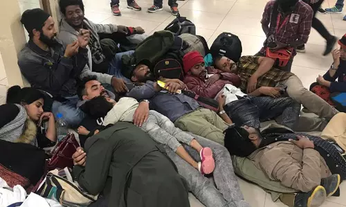 എയര്‍പോര്‍ട്ടില്‍ വെറും നിലത്ത് കുഞ്ഞിനെ മാറോട് ചേര്‍ത്തുറങ്ങുന്ന ടൊവിനൊ: ചിത്രങ്ങള്‍ ആഘോഷമാക്കി സോഷ്യല്‍ മീഡിയ