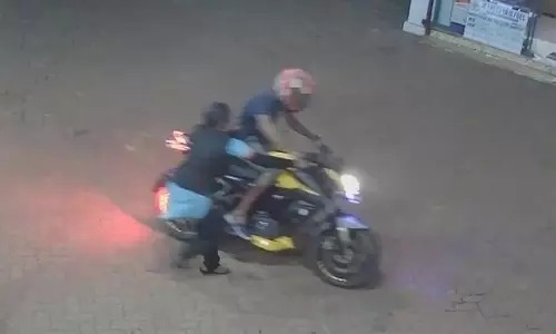 പള്‍സര്‍ ബൈക്കിലെത്തും, ഫുള്‍ ടാങ്ക് പെട്രോളടിക്കും, മുങ്ങും... ഇതാണ് ആ വിരുതന്‍ !