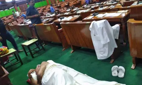 ഉറക്കം നിയമസഭയിലാക്കി യെദ്യൂരപ്പയും പ്രതിപക്ഷവും