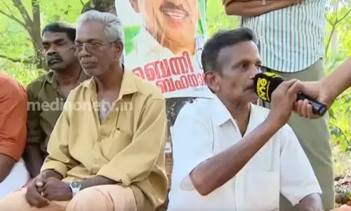ചാലക്കുടി കുന്നത്തുനാട് കവലയിലെ നാട്ടുകാര്‍ക്കൊപ്പം വോട്ടുവഴിയില്‍