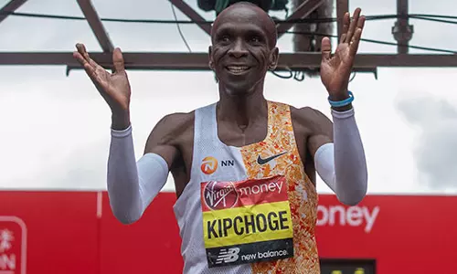 ലണ്ടന് മാരത്തണില് ചരിത്രനേട്ടം സ്വന്തമാക്കി കിപ്ചോഗെ ലണ്ടന് മാരത്തണില് ചരിത്രനേട്ടം സ്വന്തമാക്കി കിപ്ചോഗെ