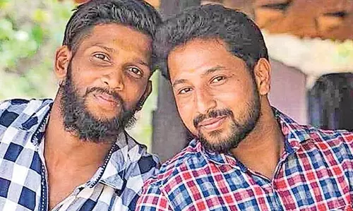 വടകരയില് പ്രതിഷേധക്കൊട്ടുമായി കൃപേഷിന്റെയും ശരത് ലാലിന്റെയും സുഹൃത്തുക്കള് വടകരയില് പ്രതിഷേധക്കൊട്ടുമായി കൃപേഷിന്റെയും ശരത് ലാലിന്റെയും സുഹൃത്തുക്കള്