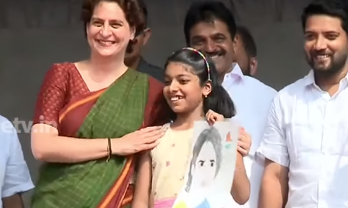 തന്റെ ഛായാചിത്രവുമായി എത്തിയ ഏഴാം ക്ലാസുകാരിക്ക് പ്രിയങ്കയുടെ ആലിംഗനം