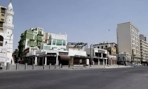 സൗദിയുടെ വിവിധ ഭാഗങ്ങളില്‍ പ്രഖ്യാപിച്ച കര്‍ഫ്യൂ ശക്തമായി തുടരുന്നു  