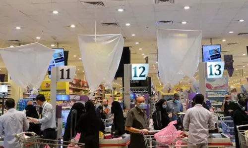 ആരോഗ്യമുൻകരുതലുകൾ പാലിക്കാത്തവരെ കടയിലേക്ക് പ്രവേശിപ്പിച്ചാൽ 10,000 റിയാൽ പിഴയെന്ന് സൌദി