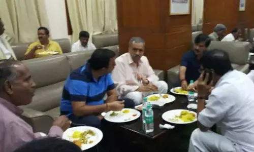 കര്‍ണാടക സഭയില്‍ രാത്രിയിലും പ്രതിഷേധിച്ച ബി.ജെ.പി എം.എല്‍.എമാര്‍ക്ക് ഭക്ഷണവുമായി ഭരണപക്ഷം