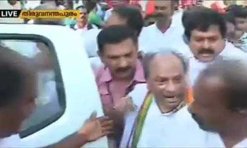 തിരുവനന്തപുരത്ത് എ.കെ ആന്റണിയുടെ റോഡ് ഷോ തടസ്സപ്പെട്ടു