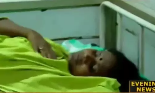 കൊട്ടിക്കലശത്തിനിടെ വടക്കന് കേരളത്തില് സംഘര്ഷം; രമ്യാ ഹരിദാസിന്റെ വാഹനത്തിന് നേരെ കല്ലേറ് കൊട്ടിക്കലശത്തിനിടെ വടക്കന് കേരളത്തില് സംഘര്ഷം; രമ്യാ ഹരിദാസിന്റെ വാഹനത്തിന് നേരെ കല്ലേറ്