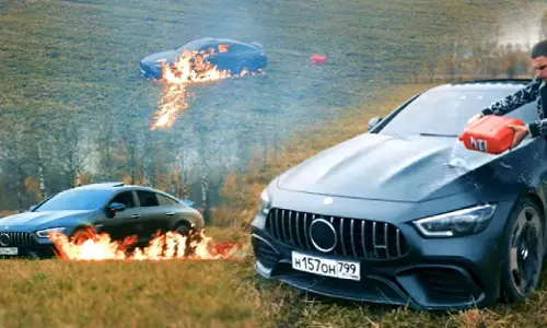 റിപ്പയര്‍ ചെയ്ത് മടുത്തു; ദേഷ്യം പൂണ്ട യു ട്യൂബര്‍ 2.42 കോടി വില വരുന്ന മെഴ്സിഡസ് കാര്‍ കത്തിച്ചു