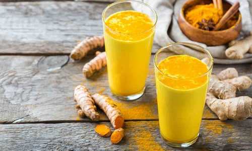 ഉറങ്ങും മുന്‍പ് മഞ്ഞള്‍ പാല്‍ കുടിച്ചുനോക്കൂ; ഗുണങ്ങള്‍ പലതാണെന്ന് സെലിബ്രിറ്റി ന്യൂട്രീഷണിസ്റ്റ് റുജുത ദിവേകര്‍