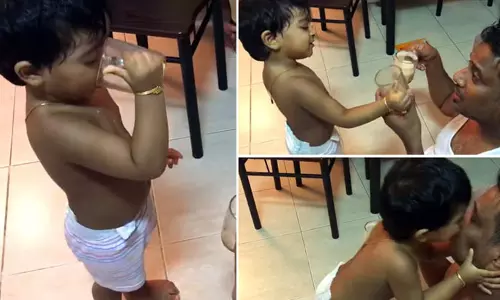 ‘’പപ്പാ ചായ താ’: വൈറലായി കുഞ്ഞാവയുടെ ചായകുടി