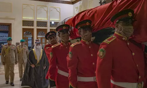 അന്തരിച്ച ബഹ്​റൈൻ പ്രധാനമന്ത്രിയുടെ മൃതദേഹം ഹമദ്​ രാജാവ്​ ഏറ്റുവാങ്ങി