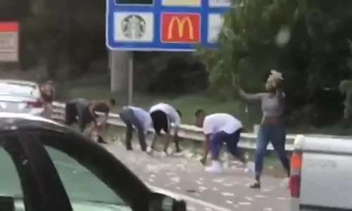 നോട്ട് കൊണ്ടുപോയ ട്രക്കിന്റെ വാതില്‍ അടഞ്ഞില്ല; റോഡില്‍ നോട്ട് മഴ-വീഡിയോ കാണാം