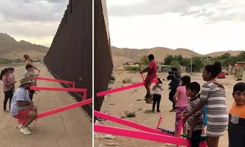 അമേരിക്കക്കും മെക്‌സിക്കോയ്ക്കുമിടയില്‍ സൗഹൃദം തീര്‍ത്ത്  കുട്ടികളുടെ സീസോ കളി